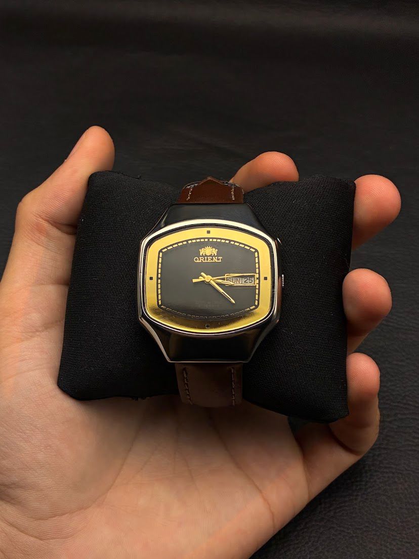 Orient Square Preto e Dourado - No Pulso